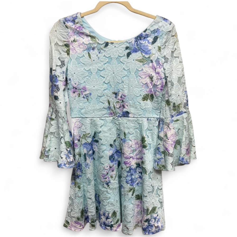 Amy wear floral lace dress with bell sleeves